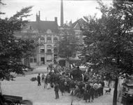 853345 Afbeelding van toeschouwers bij, vermoedelijk, de stoommachine behorend bij de stoomcarrousel van Piet ...